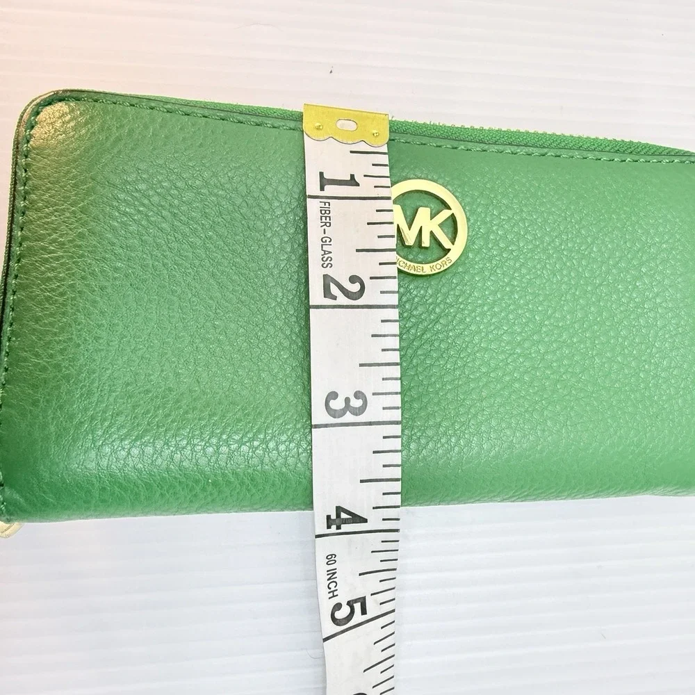 Michael Kors ships business